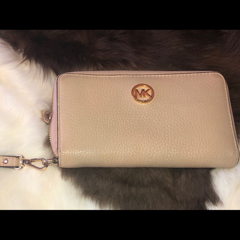 ✨Price ⬇️ Micheal Kors wallet with gold accents✨